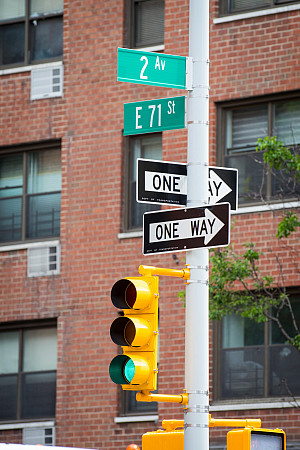 Green Street Light: East 71st Street and 2nd Avenue