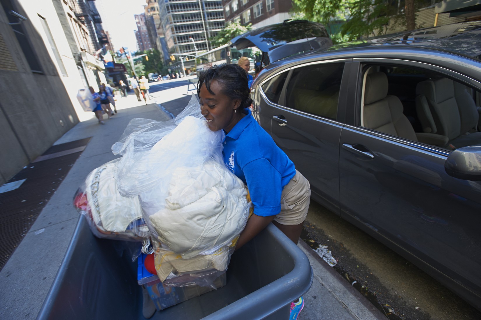 A resident advisor unloads a vehicle at 55th Street check in