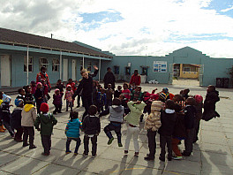Kiley Griffith teaching preschool dance in South Africa