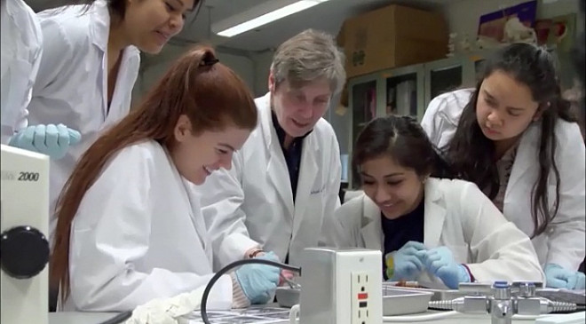 A lab at MMC with some eager learners.